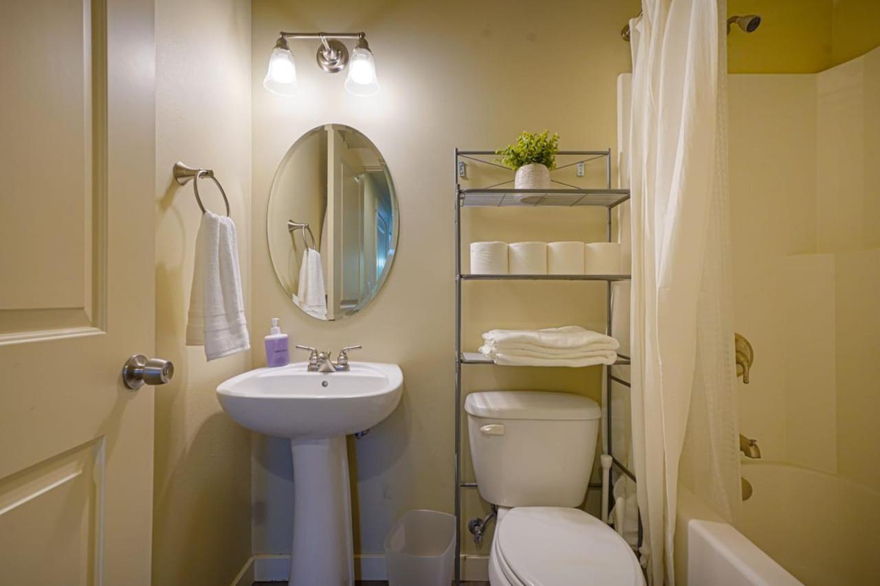 Stylish North Seattle Townhouse- Dual Master Suites Extérieur photo